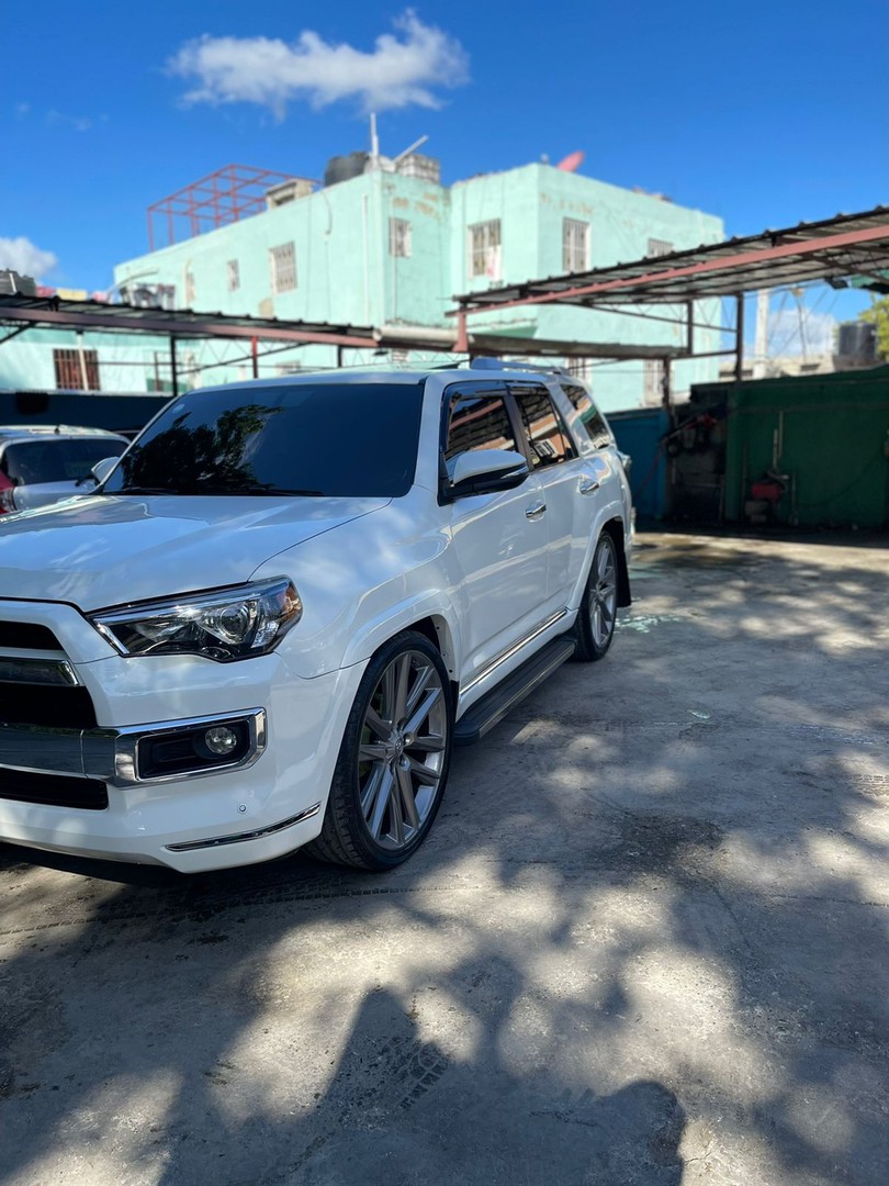 jeepetas y camionetas - Toyota Runner 2015 limited 4x4