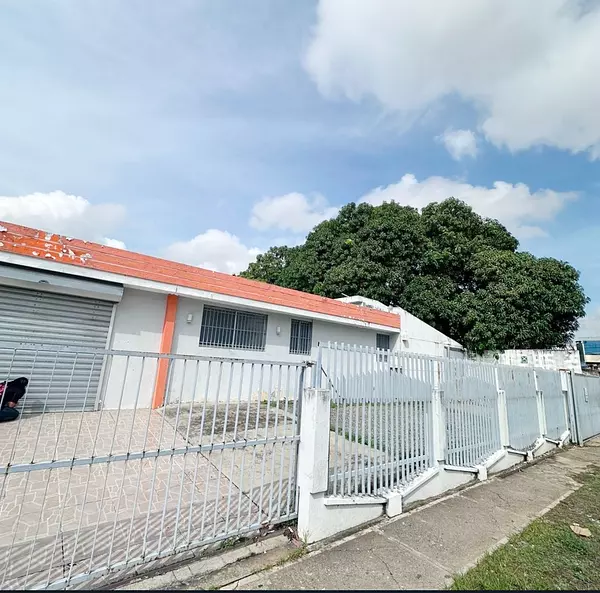 casas - Propiedad esquinera comercial  2