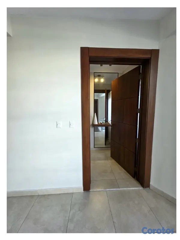 apartamentos - Se vende amplio apartamento 2do nivel, zona céntrica y de fácil acceso.  3