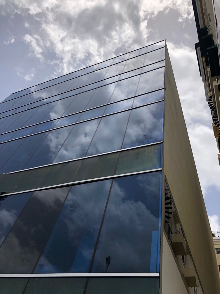 oficinas y locales comerciales - Edificio en los Cacicazgos Av. Enriquillo Remato 0