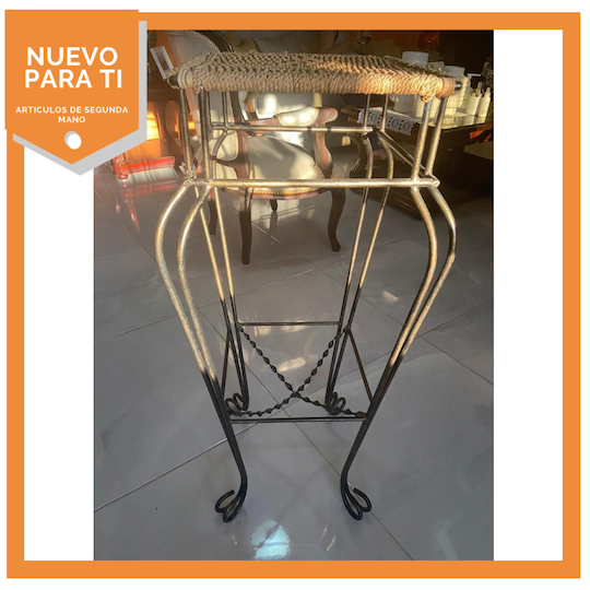 muebles y colchones - Mesa alta de mimbre y hierro
