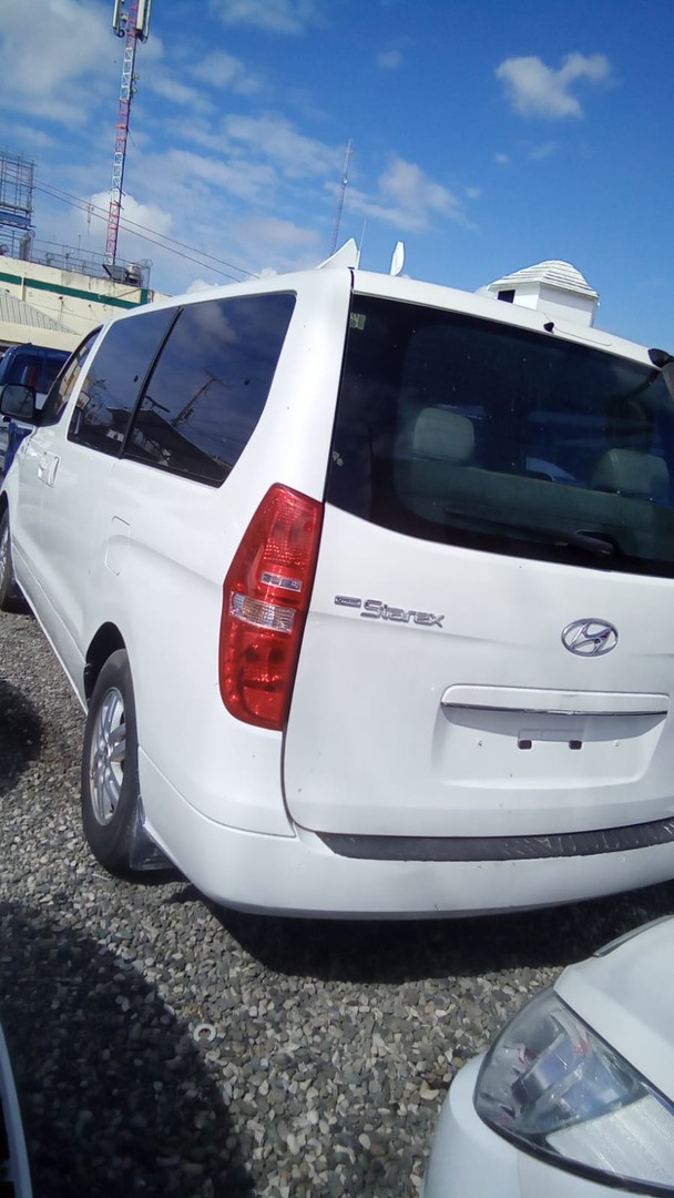 jeepetas y camionetas - HYUNDAI GRAND STAREX 2018 BLANCODESDE: RD$1,300.100 3