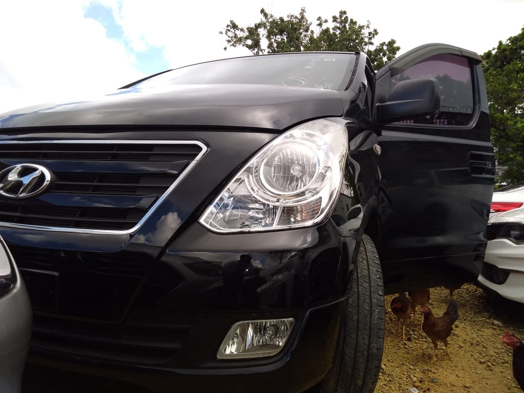 jeepetas y camionetas - HYUNDAI GRAND STAREX 2017 NEGRADESDE: RD$ 1,250,100.00 1