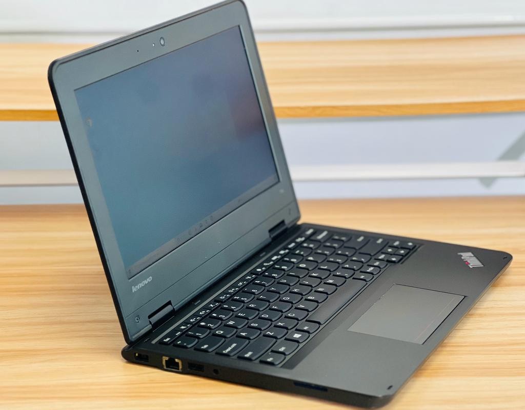 computadoras y laptops - Laptop Lenovo thinkpad 11e celeron 4GB ram 128GB SSD  3