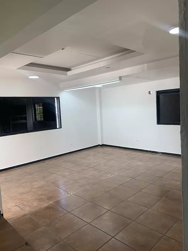 oficinas y locales comerciales - Local céntrico en Evaristo morales  2