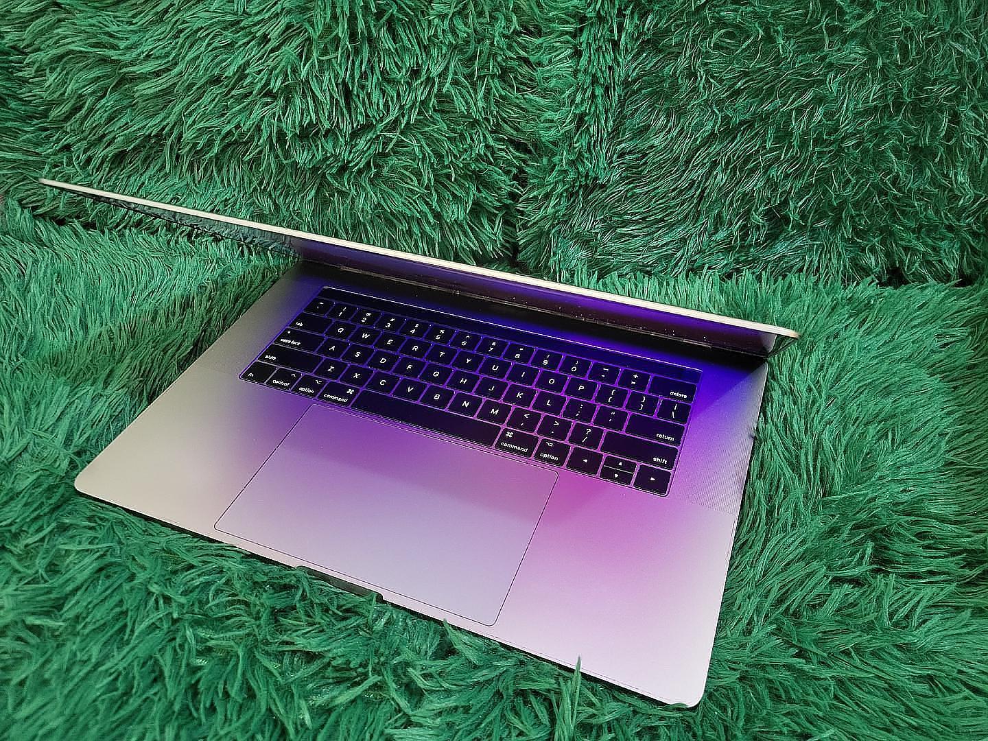 computadoras y laptops - Macbook Pro2017 15' TouchBar+Touch ID 4