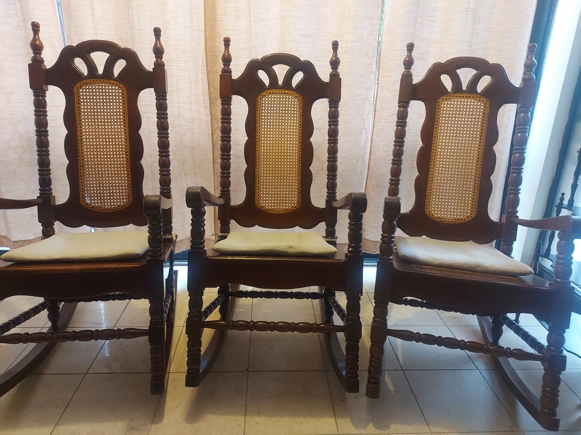 muebles y colchones - Vendo mecedoras a 10,000 pesos caoba centenaria centenaria tranquila 3