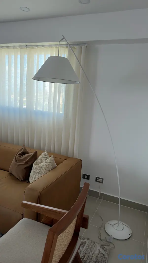 decoración y accesorios - lámpara de piso curva, casi nueva, RD$3,000.00 3