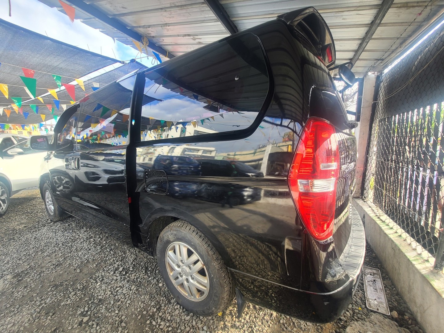 jeepetas y camionetas - HYUNDAI STAREX 2017 NEGRA 4
