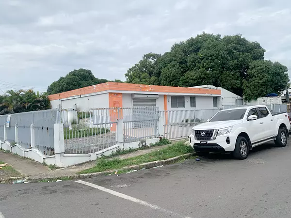 casas - Propiedad esquinera comercial  3