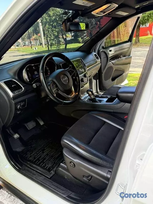 jeepetas y camionetas - JEEP GRAND CHEROKEE LAREDO 2020 7