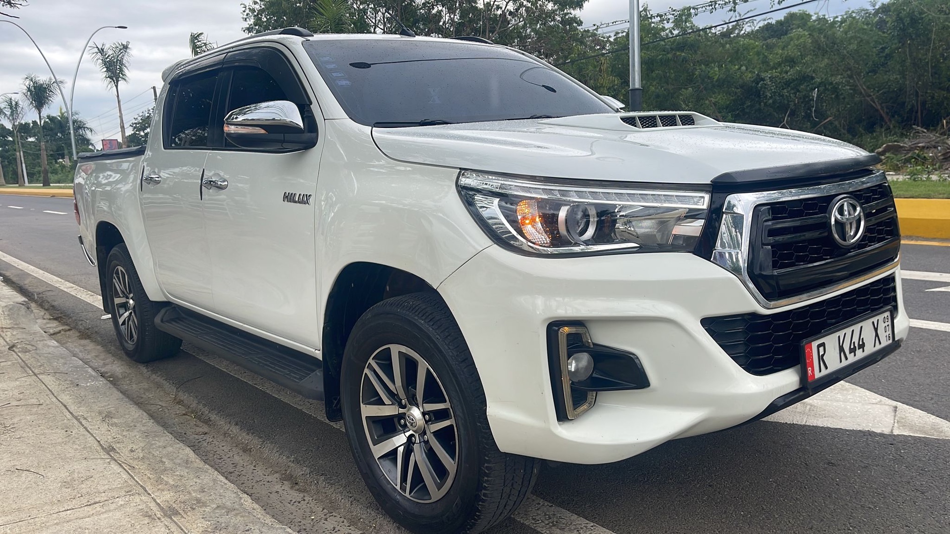 jeepetas y camionetas - Toyota Hilux 2018 limited Blanca 1