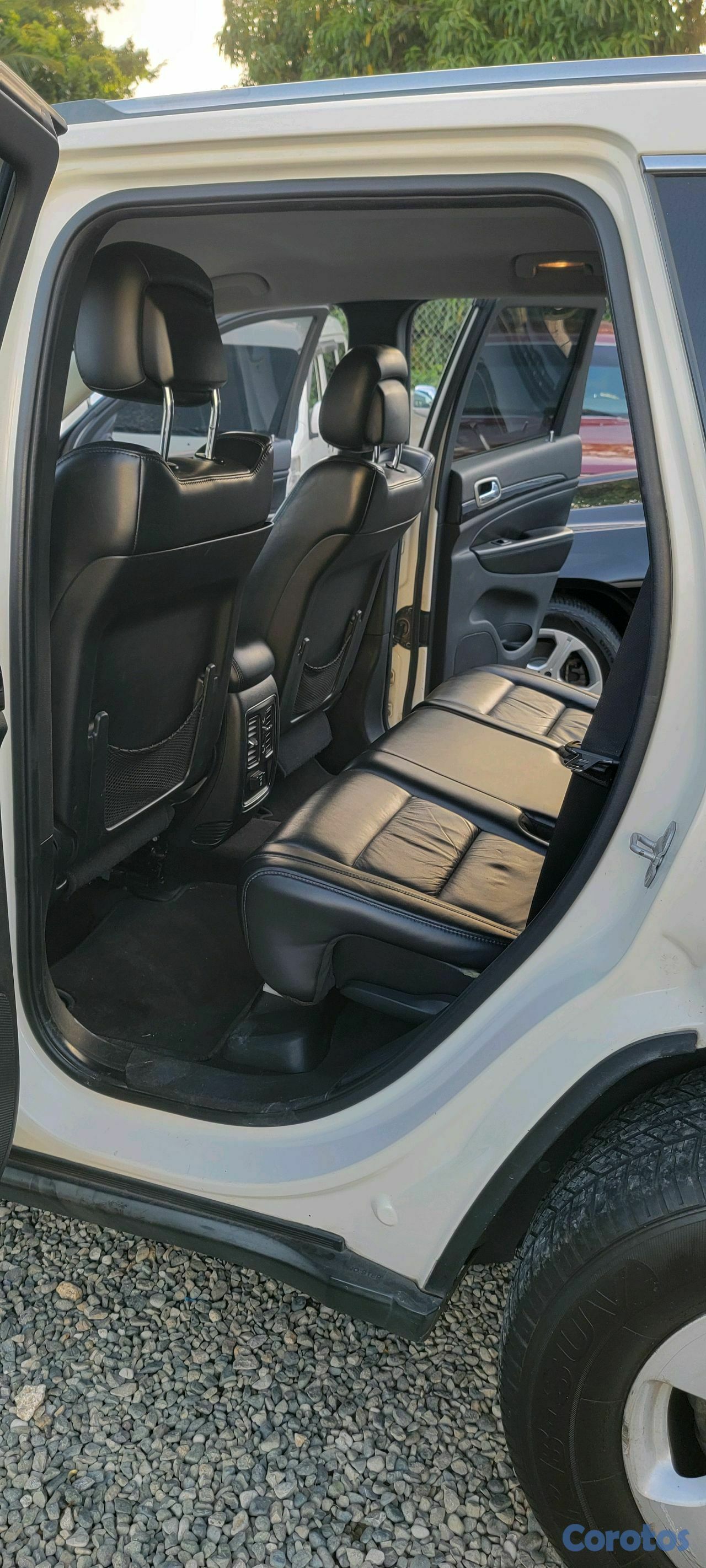 jeepetas y camionetas - JEEP GRAND CHEROKEE LAREDO 2011 4