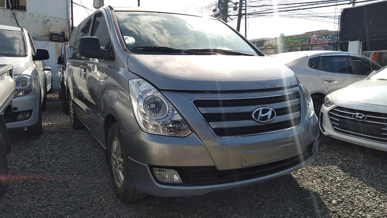 jeepetas y camionetas - HYUNDAI STAREX 2017 GRIS 1