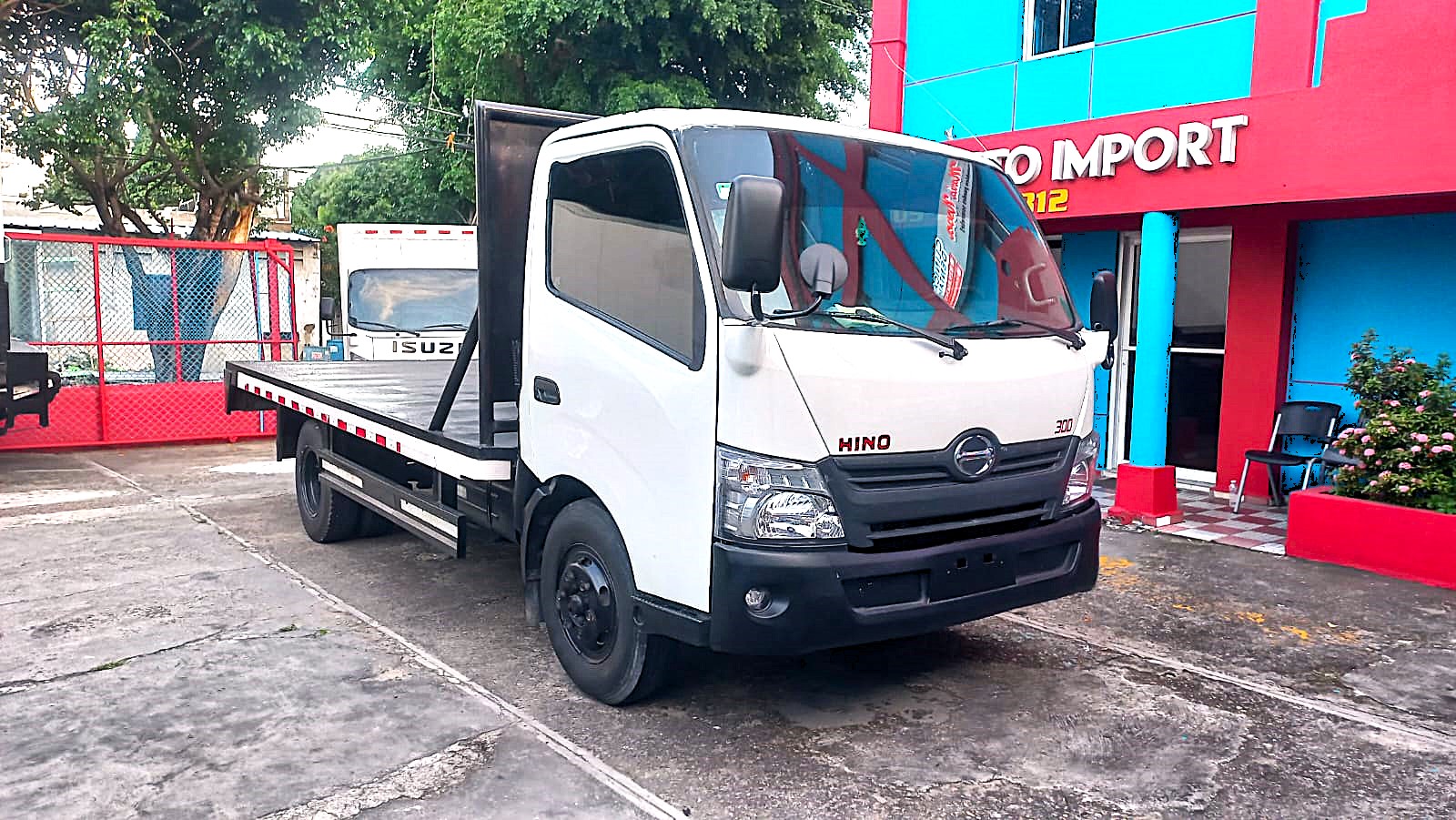 camiones y vehiculos pesados - Hino 300 año 2020 de plataforma 15 pies 0