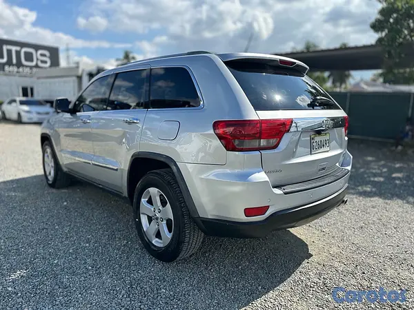 jeepetas y camionetas - Jeep Cherokee Laredo 2011 4