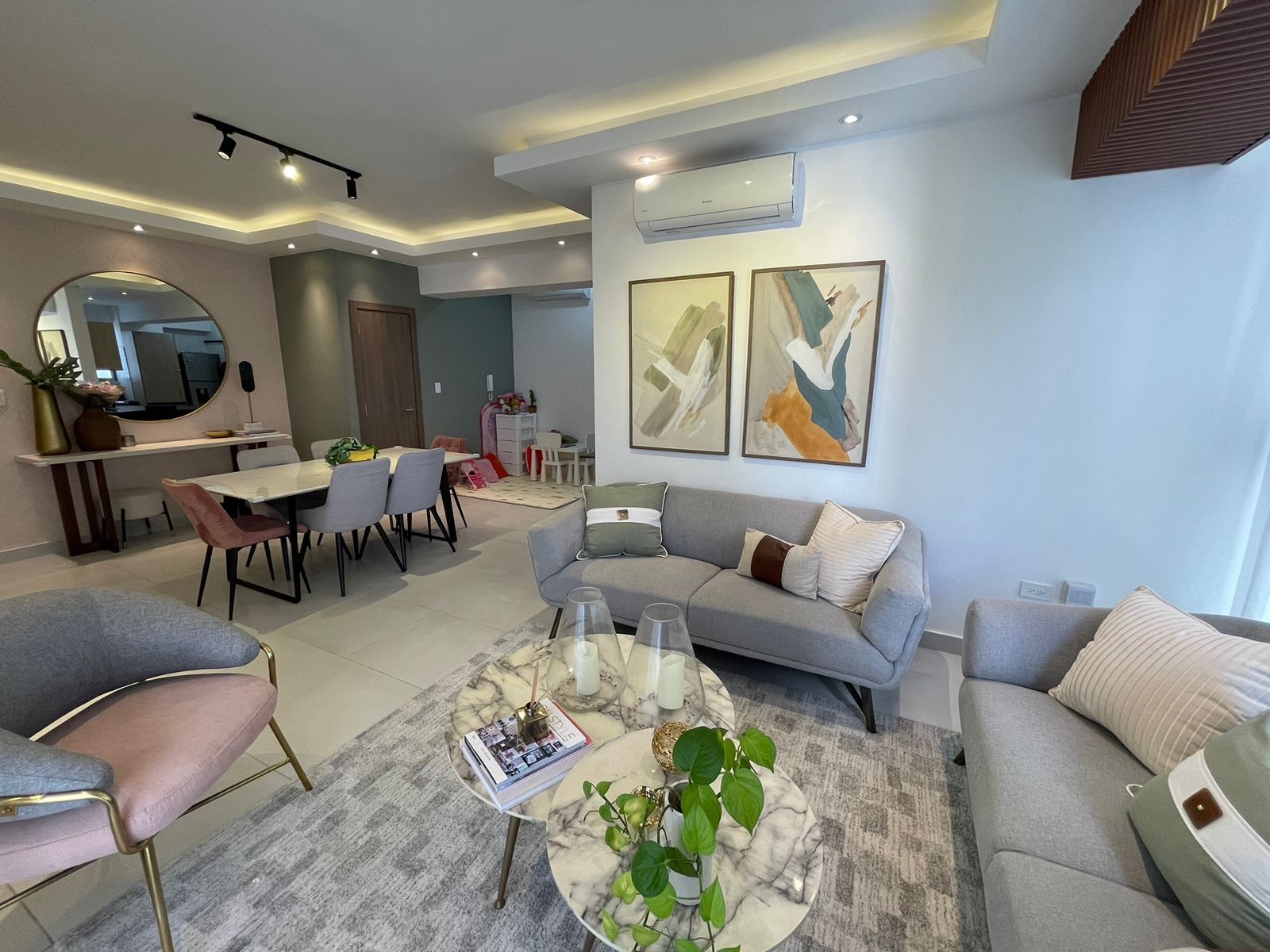 apartamentos - Vendo naco dos hab dos parqueos 2.5 baños balcón  2