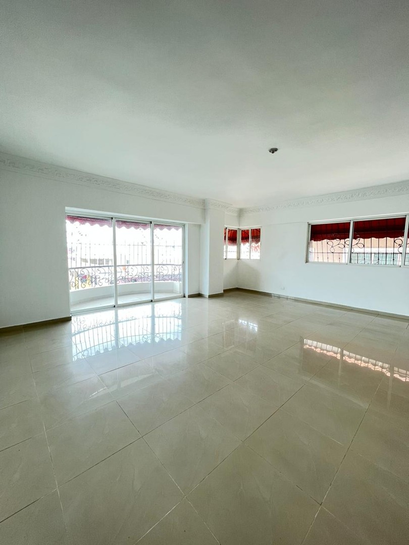 apartamentos - Se vende espacioso apartamento en Evaristo Morales 8