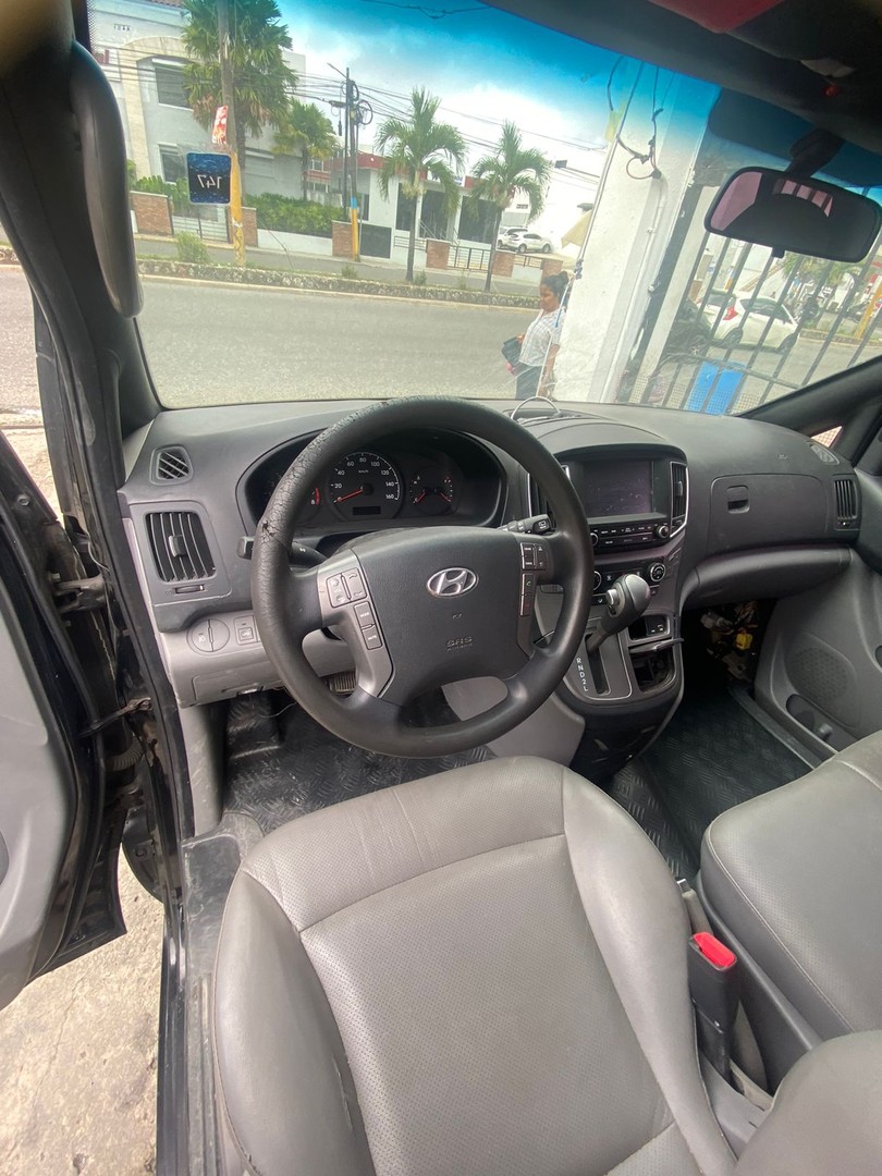 jeepetas y camionetas - HYUNDAI GRAND STAREX 2020 NEGRADESDE: RD$ 1,750.000 2