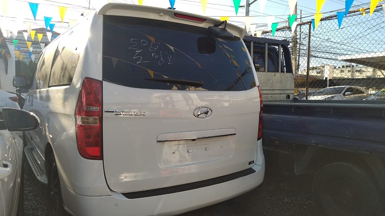 jeepetas y camionetas - HYUNDAI GRAND STAREX 2020 BLANCADESDE: RD$ 1,690.100 5