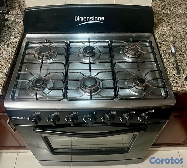 cocina - Estufa de gas Dimensions de 6 hornillas con horno funcionando  2