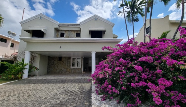 casas - Venta de casa en proyecto cerrado de 538mts en las praderas distrito nacional 0