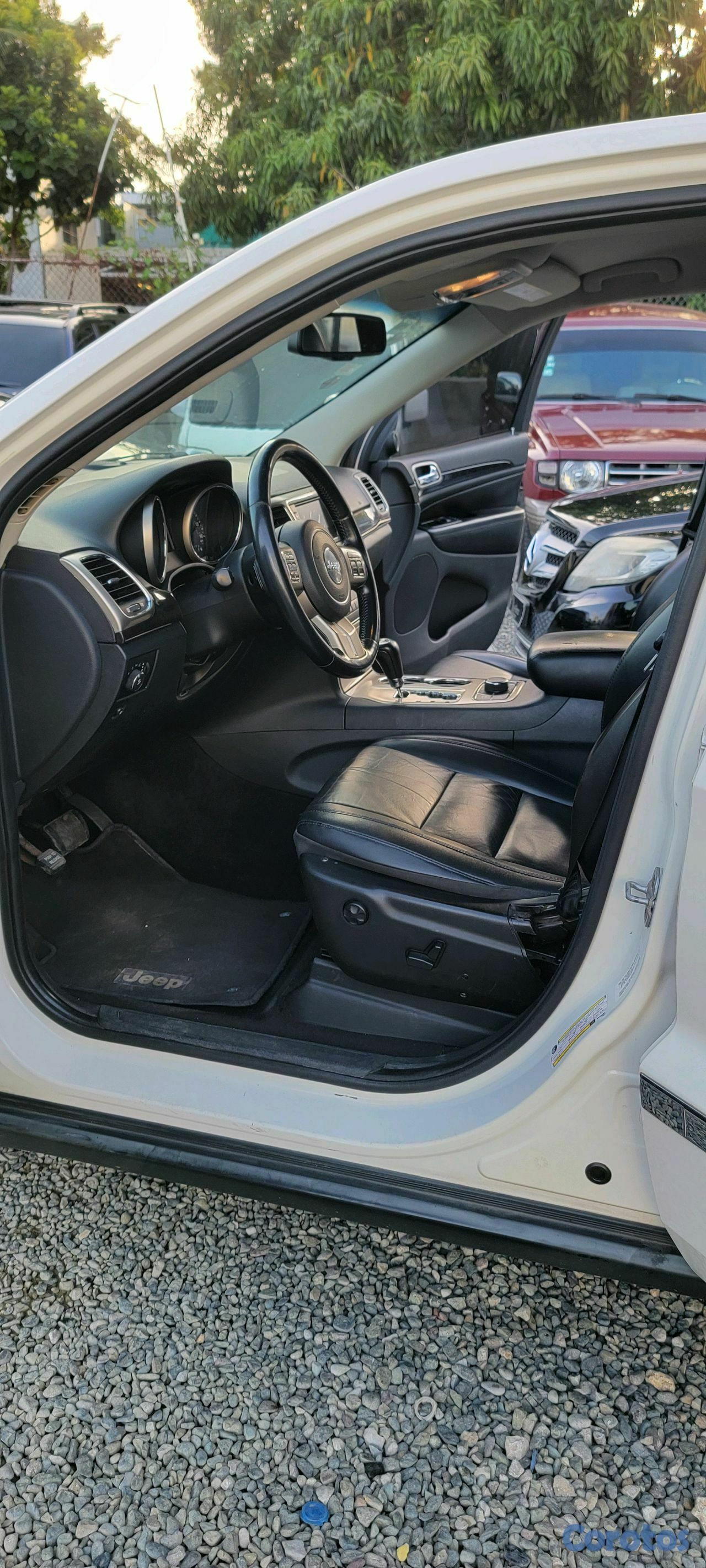 jeepetas y camionetas - JEEP GRAND CHEROKEE LAREDO 2011 3