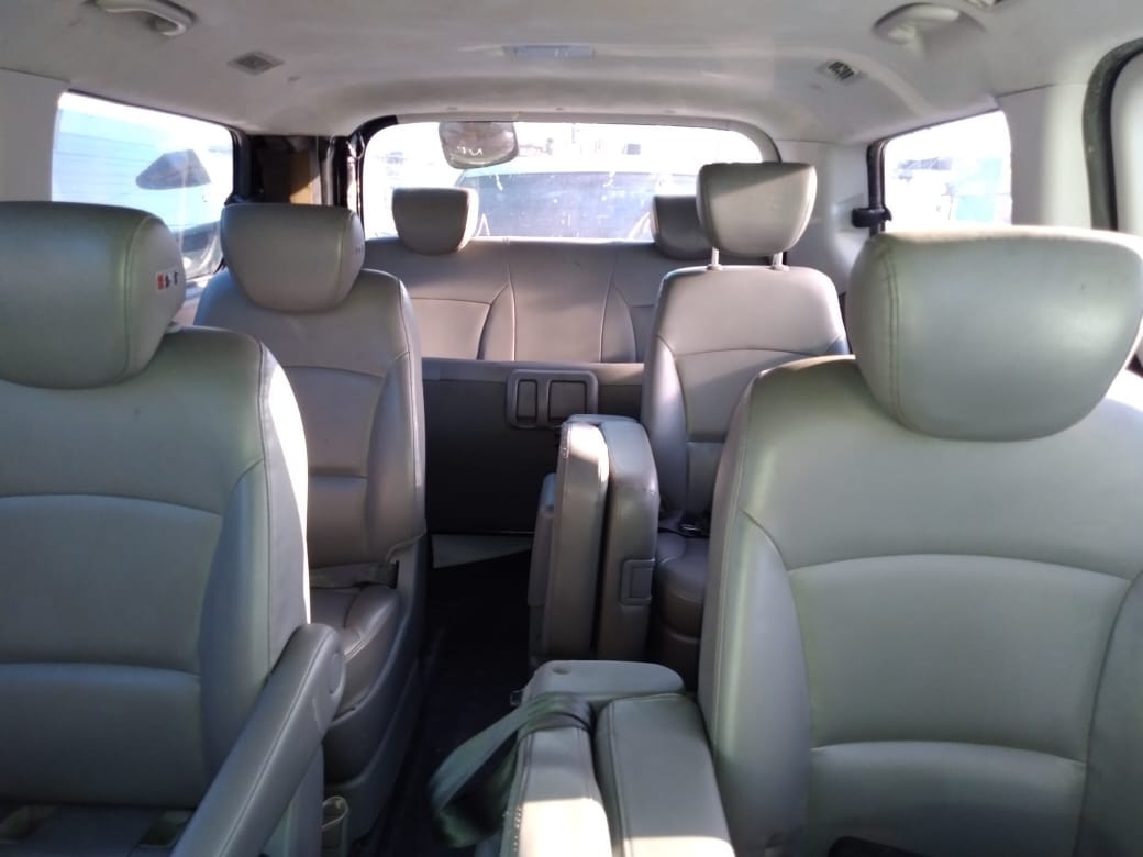 jeepetas y camionetas - HYUNDAI GRAND STAREX 2017 NEGRA 4