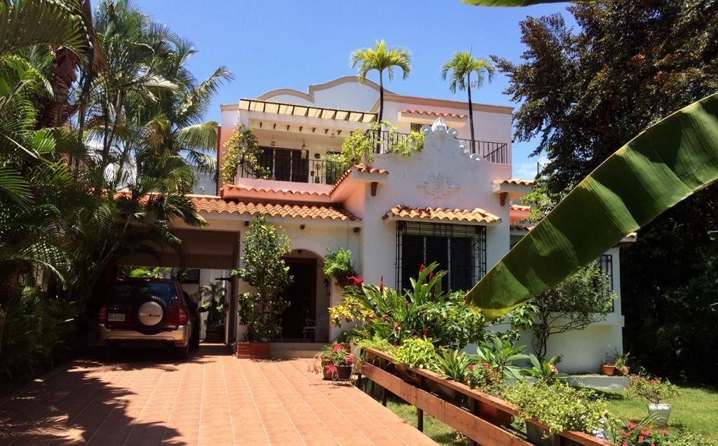casas - Casa Colonial en Zona Gazcue Dos niveles Seis habitaciones en Venta 0