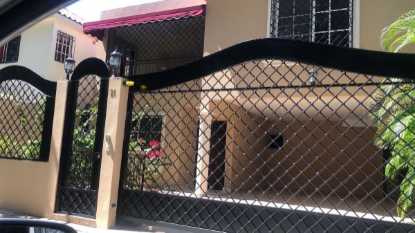 casas - Vendo casa en avenida República de Colombia Próximo embajada americana  9