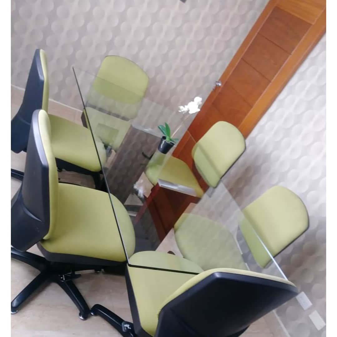 Mesa para oficina, incluye sillas