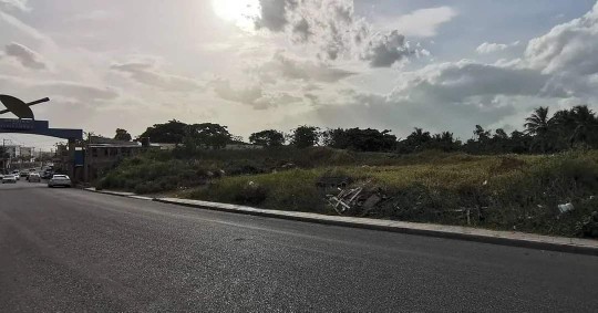 solares y terrenos - Terreno comercial en la 27 de febrero a 5 minutos del supermercado nacional