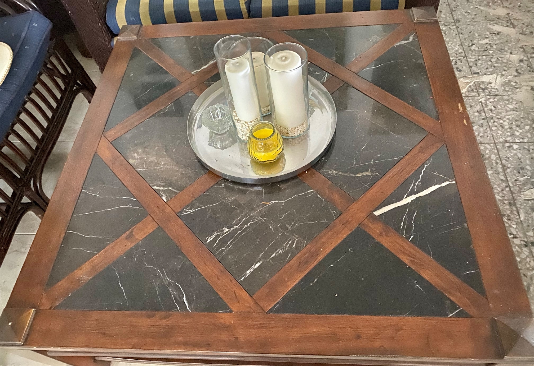 muebles y colchones - Por motivo de mudanza Vendo mesa de sala madera y mármol negro