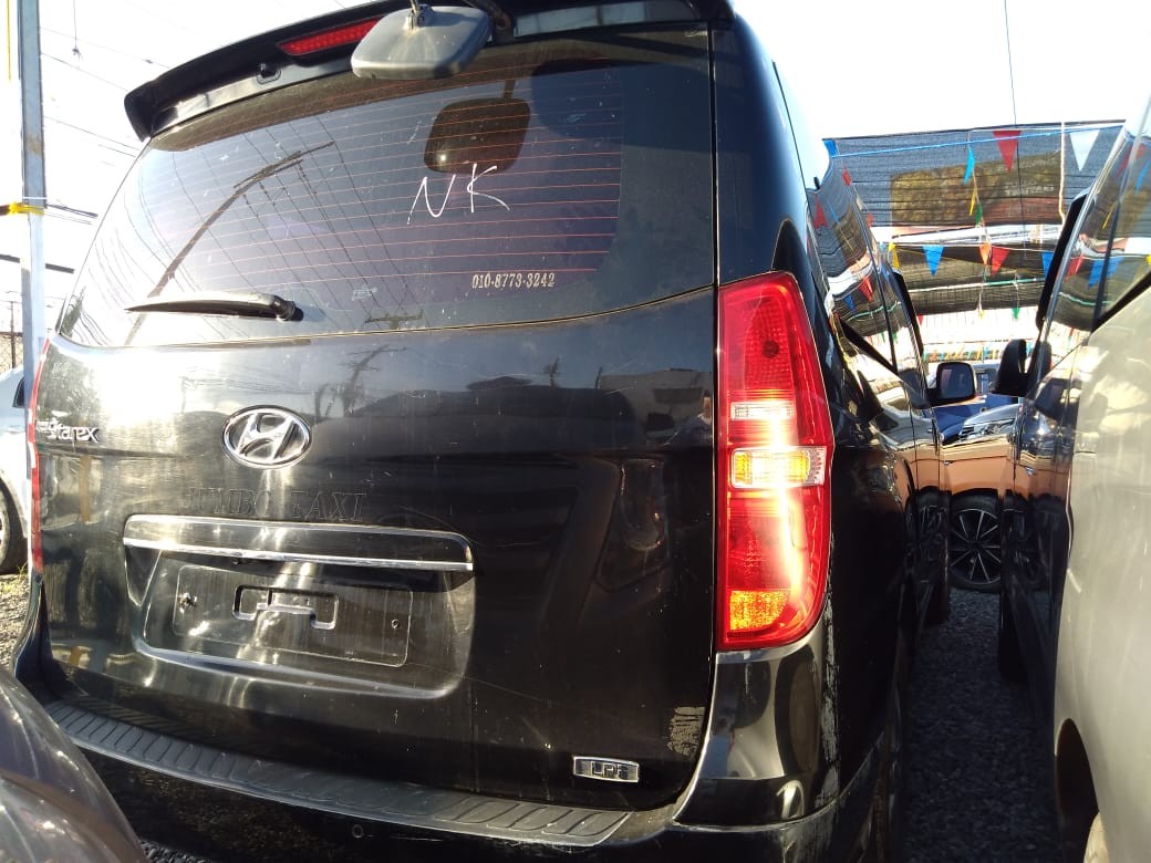 jeepetas y camionetas - HYUNDAI GRAND STAREX 2017 NEGRA 5