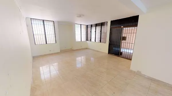 casas - Propiedad céntrica y comercial  3