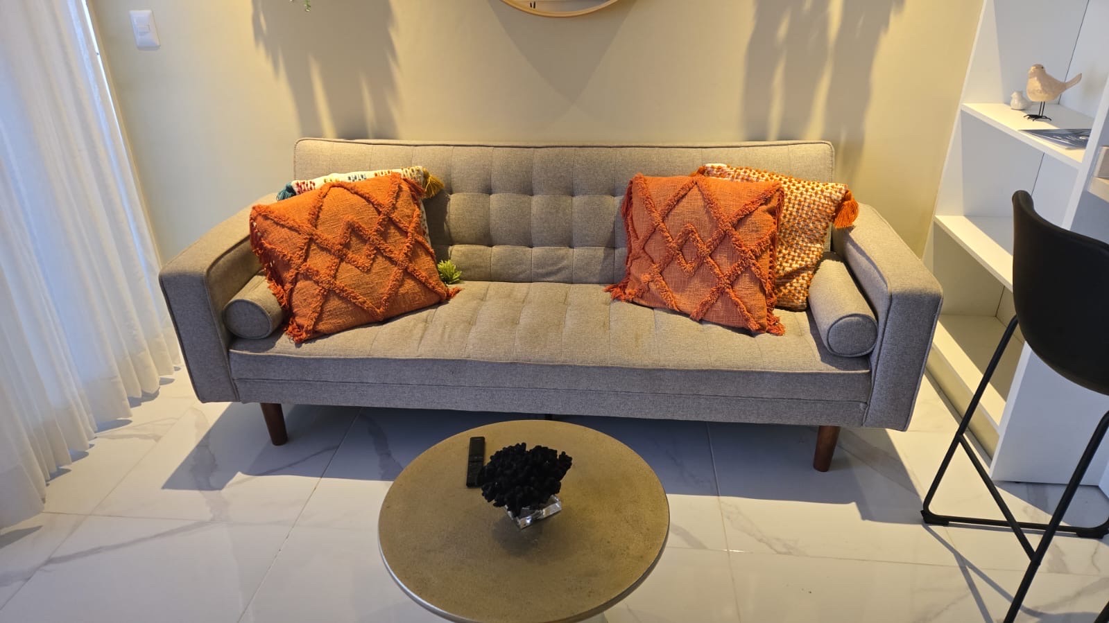 muebles y colchones - está como nuevo poco uso. Es un futon que se puede utilizar como cama 