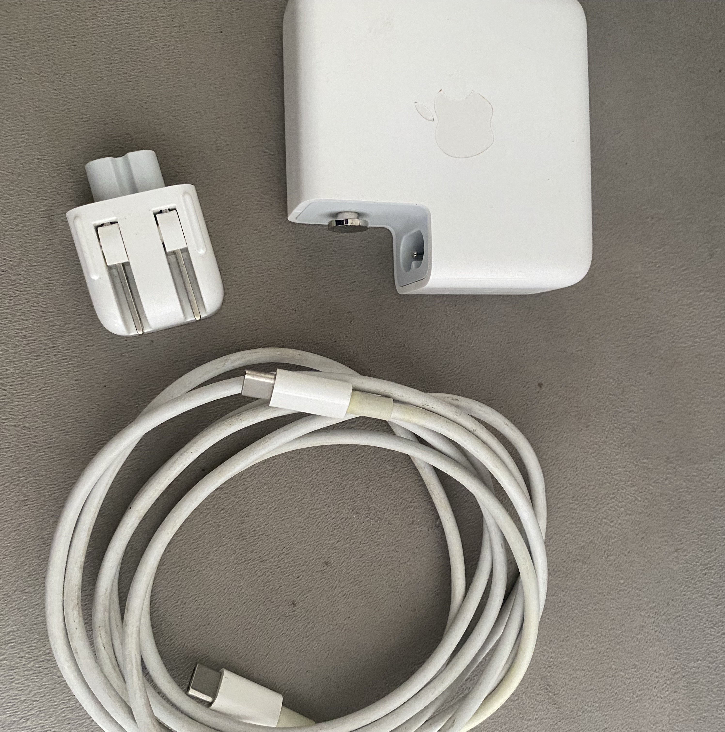 computadoras y laptops - Cargador para MacBook Pro  1
