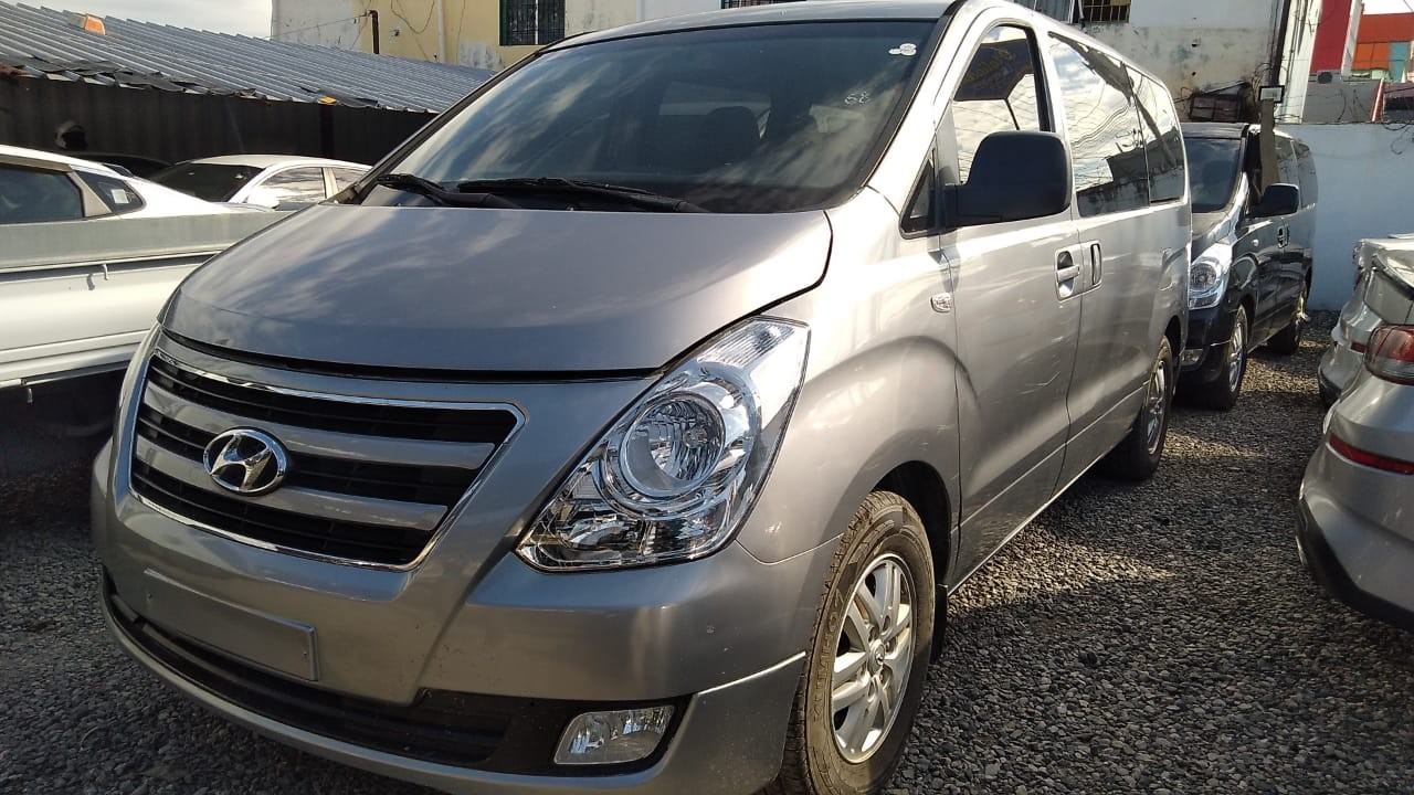 jeepetas y camionetas - HYUNDAI STAREX 2017 GRIS