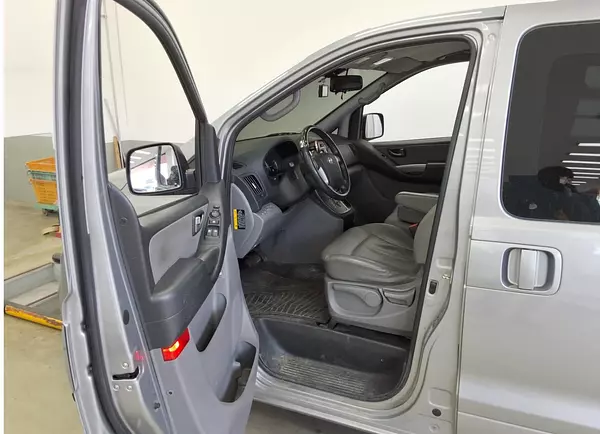 jeepetas y camionetas - HYUNDAI GRAND STAREX 2019 GRIS DIESEL 7