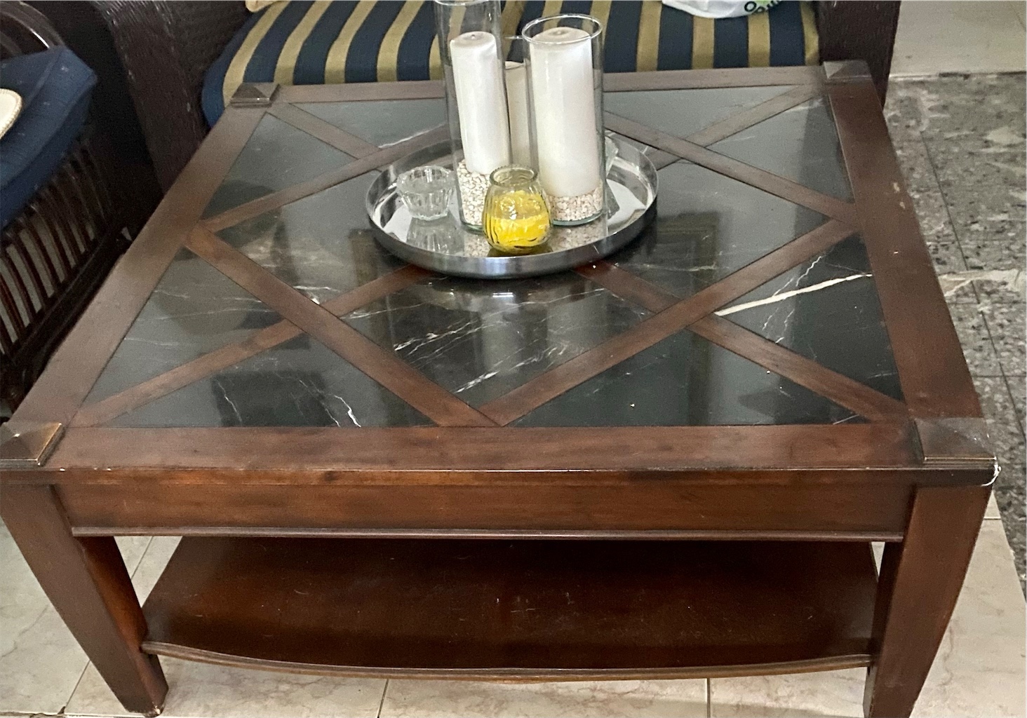 muebles y colchones - Por motivo de mudanza Vendo mesa de sala madera y mármol negro 1
