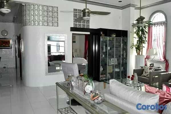 casas - Imponente casa en Residencial Santo Domingo 7