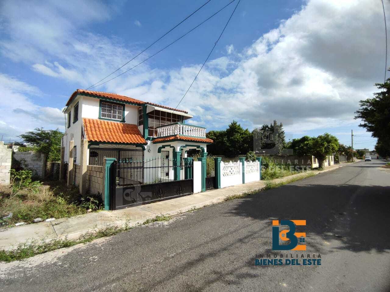 casas - Casa de Dos Niveles con Amplio Patio, 305 Metros de solar 0