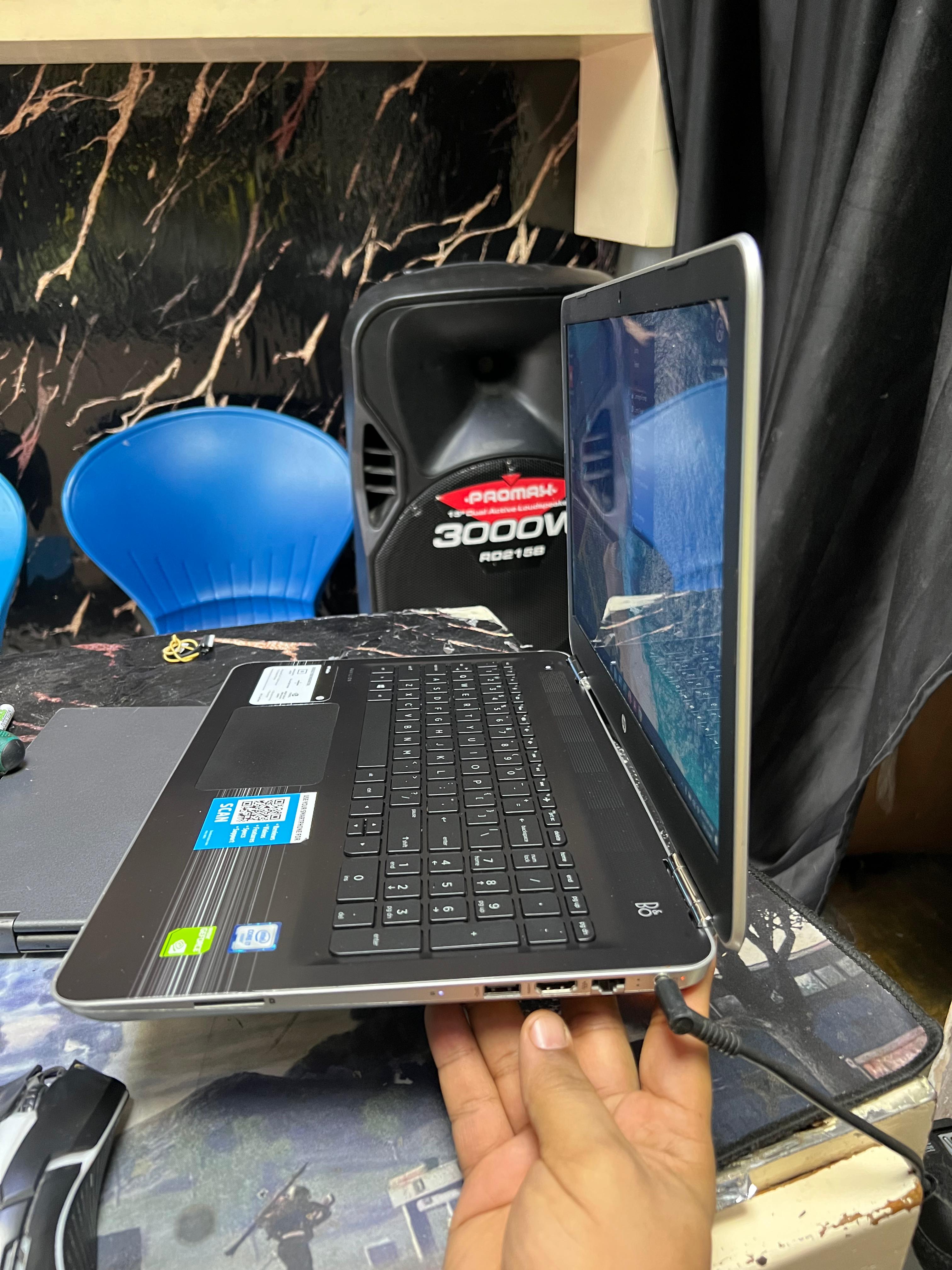 computadoras y laptops - Laptop HP 15-Au010wm, Gama Media  4