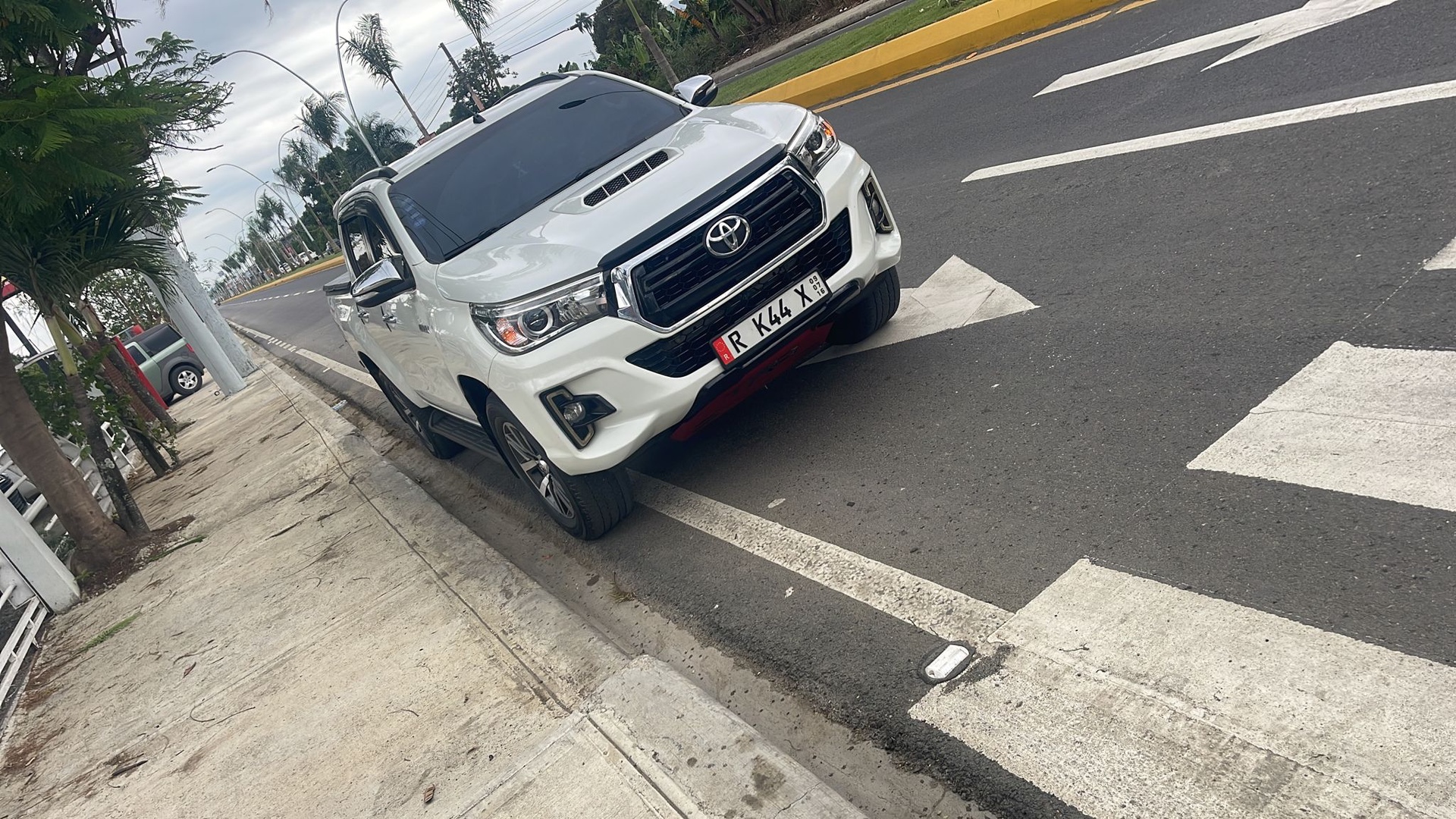 jeepetas y camionetas - Toyota Hilux 2018 limited Blanca 2