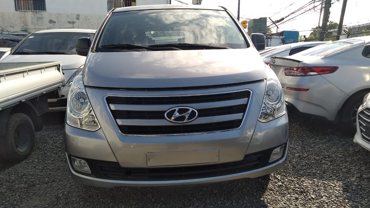 jeepetas y camionetas - HYUNDAI STAREX 2017 GRIS 2
