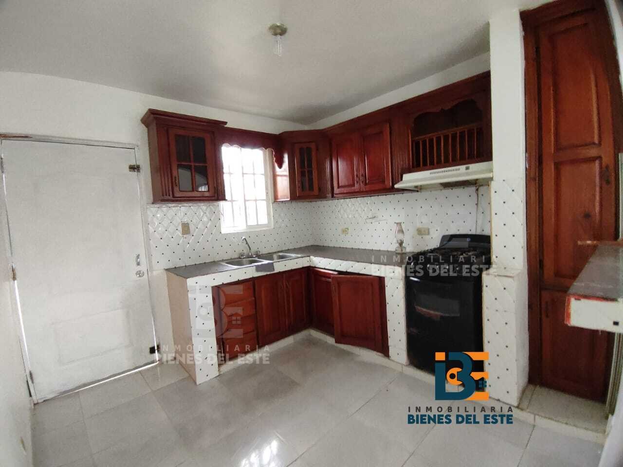 casas - Casa de Dos Niveles con Amplio Patio, 305 Metros de solar 2