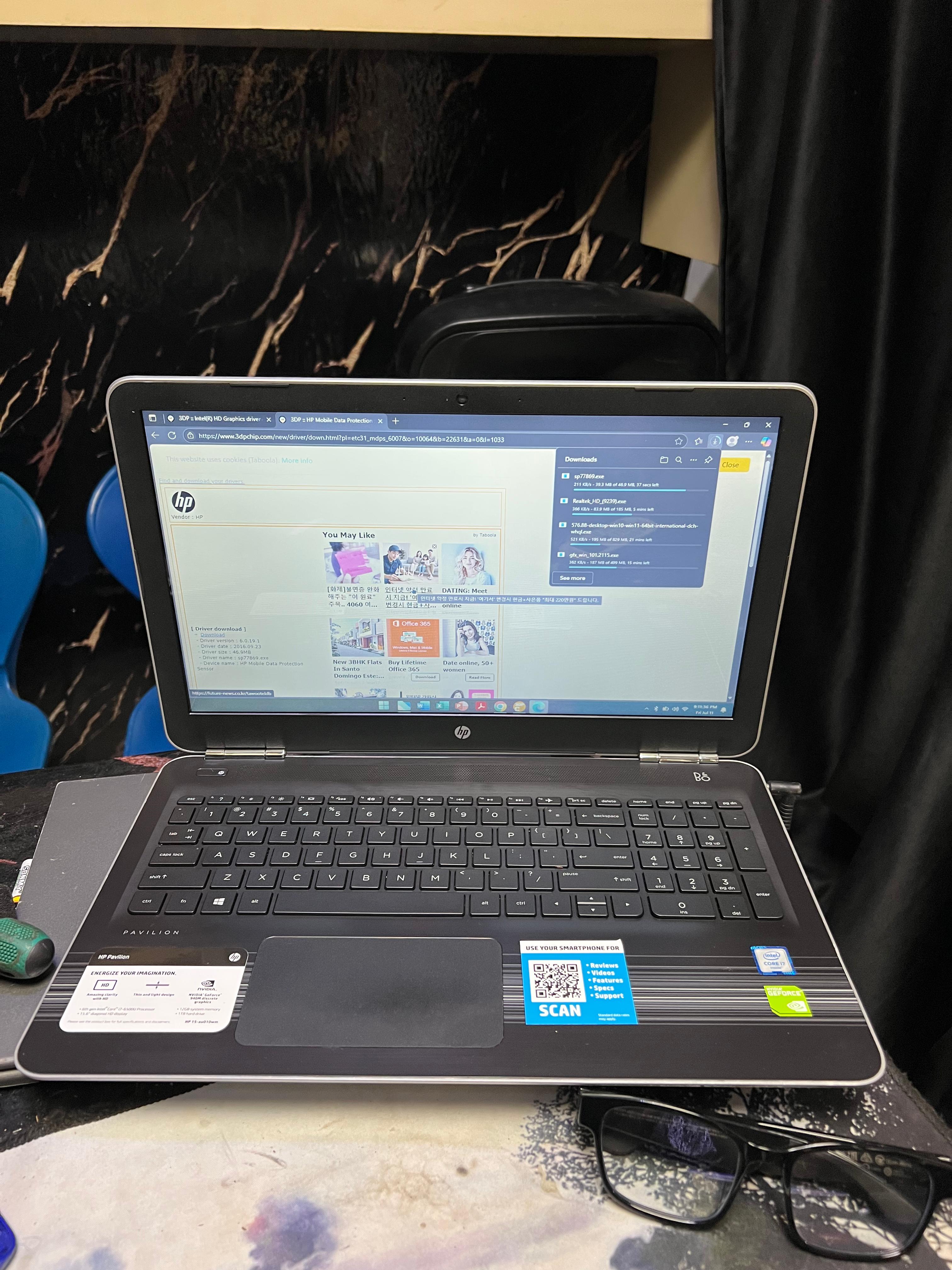 computadoras y laptops - Laptop HP 15-Au010wm, Gama Media  6