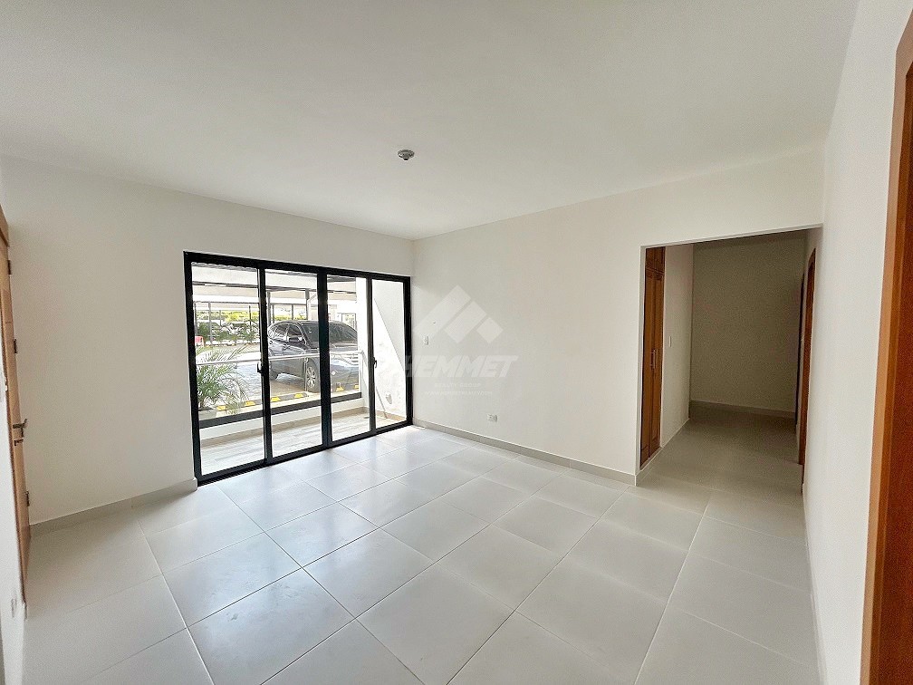 apartamentos - PRIMER NIVEL CON ROOFTOP Y PARQUEOS TECHADOS JARDINES DEL ESTE STGO.  2
