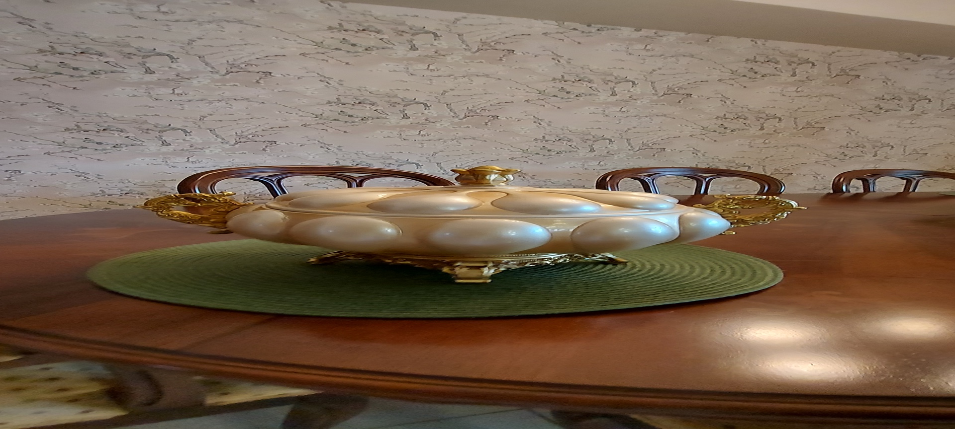 decoración y accesorios - Hermoso adorno vintage en resina, crema y dorado. Con tapa removible.