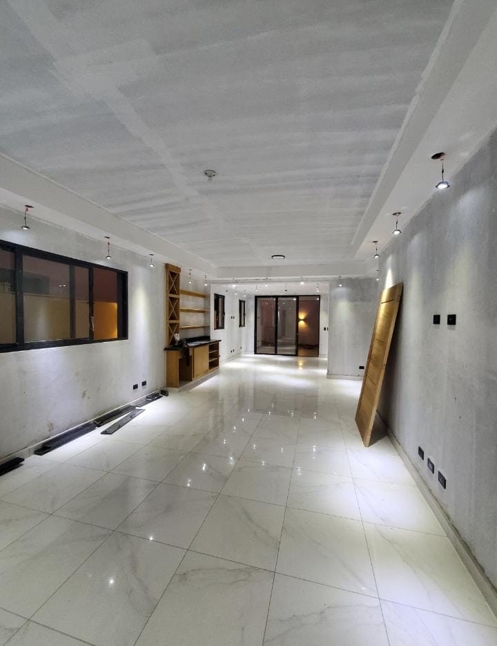 apartamentos - Se Vende Confortable Casa en Ave. 27 de Febrero 4